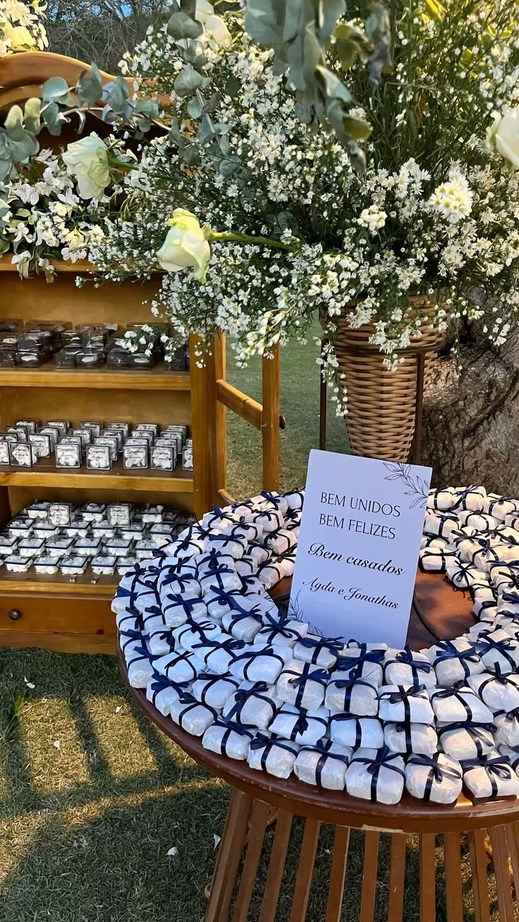 Decoração rústica de mesa de casamento com bem-casados de fita azul - ViVa Confeitaria