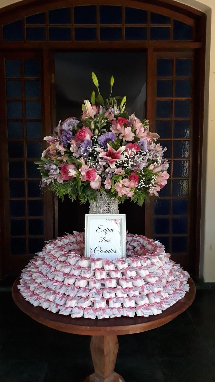 Mesa de bem-casados com arranjo de flores rosa e lilás em casamento SP - ViVa Confeitaria