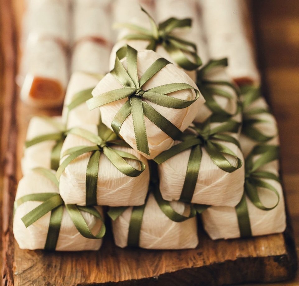 Bem-casado embalado com fita verde oliva em bandeja de madeira - ViVa Confeitaria SP