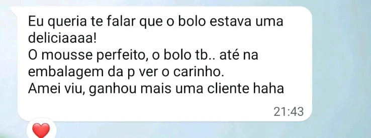 Depoimento de cliente Karina elogiando a sobremesa de mousse